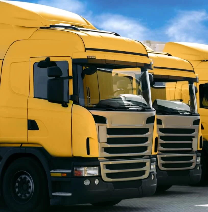 Caminhões de carga enfileirados representando a aplicação prática da isca de carga em operações logísticas e distribuição urbana.