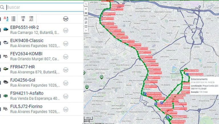 Interface do software de rastreamento Cellblock exibindo mapa com trajetos detalhados e lista de veículos monitorados em tempo real.
